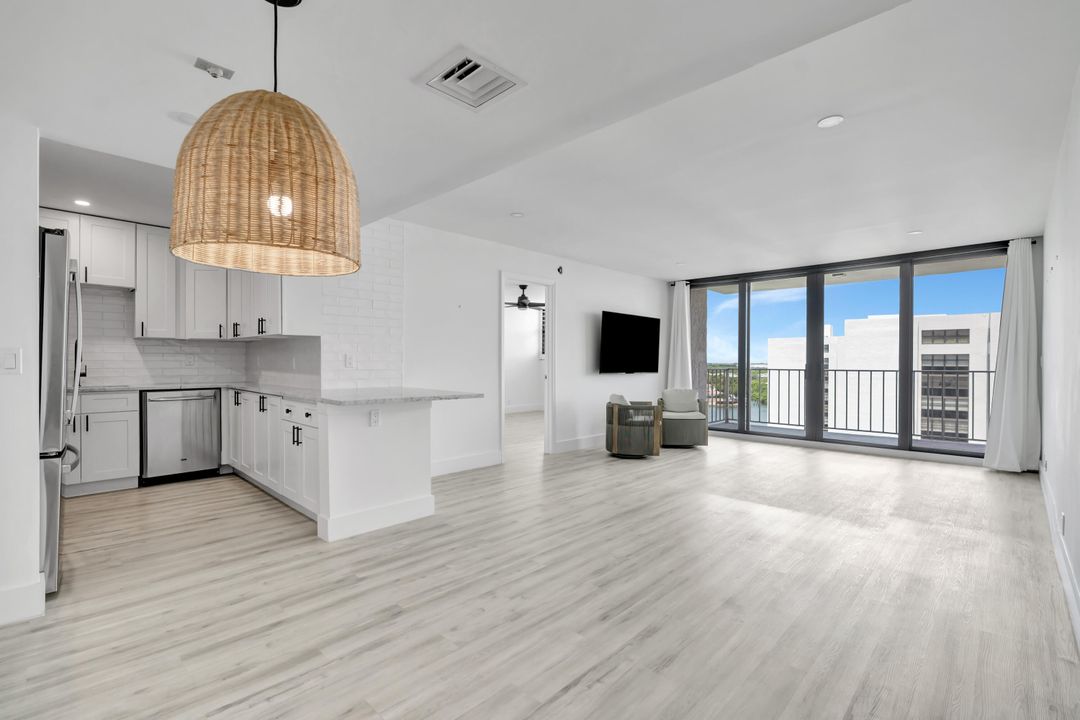 Active With Contract: $384,999 (2 beds, 2 baths, 1143 Square Feet)