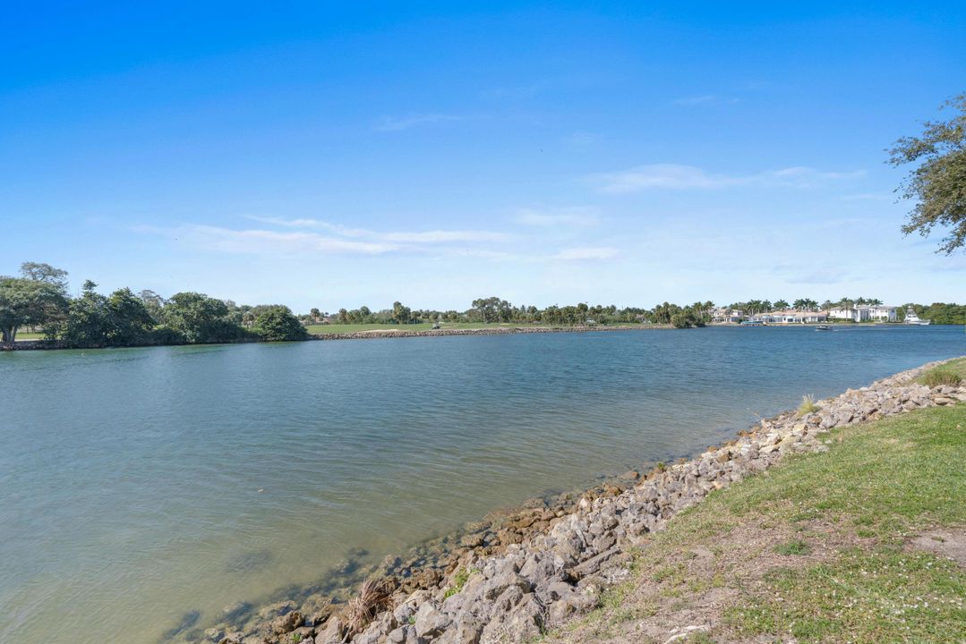 Active With Contract: $384,999 (2 beds, 2 baths, 1143 Square Feet)