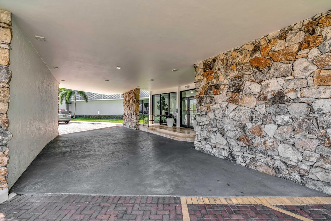 Active With Contract: $384,999 (2 beds, 2 baths, 1143 Square Feet)