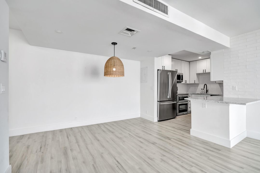 Active With Contract: $384,999 (2 beds, 2 baths, 1143 Square Feet)