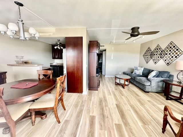 合同活跃: $119,000 (2 贝兹, 2 浴室, 916 平方英尺)