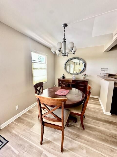 合同活跃: $119,000 (2 贝兹, 2 浴室, 916 平方英尺)