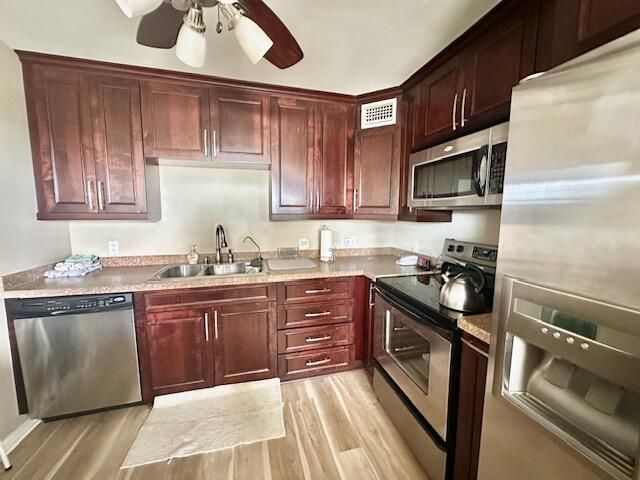 合同活跃: $119,000 (2 贝兹, 2 浴室, 916 平方英尺)