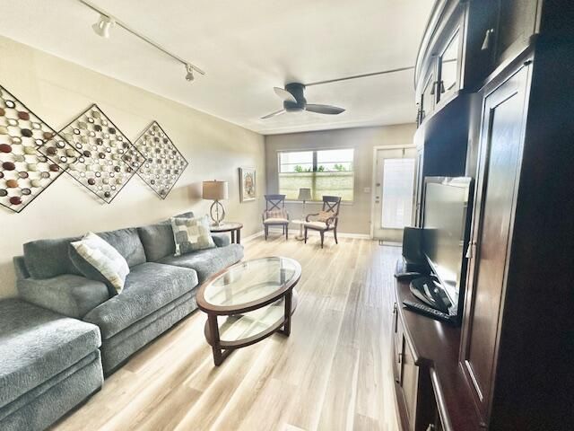 合同活跃: $119,000 (2 贝兹, 2 浴室, 916 平方英尺)