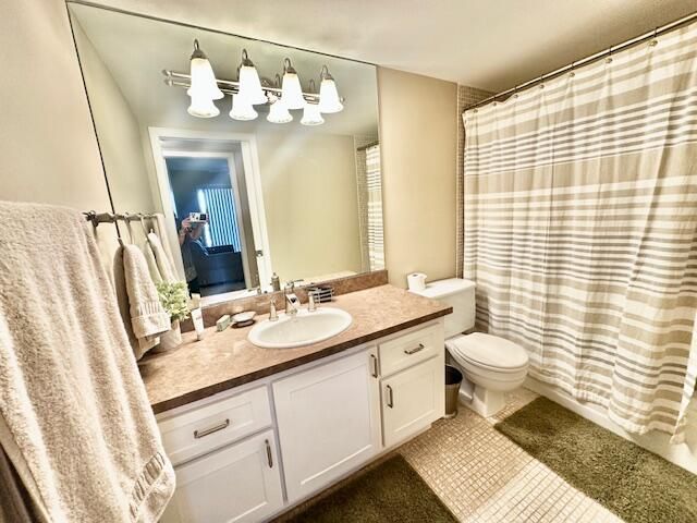 合同活跃: $119,000 (2 贝兹, 2 浴室, 916 平方英尺)