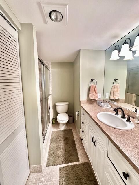 合同活跃: $119,000 (2 贝兹, 2 浴室, 916 平方英尺)