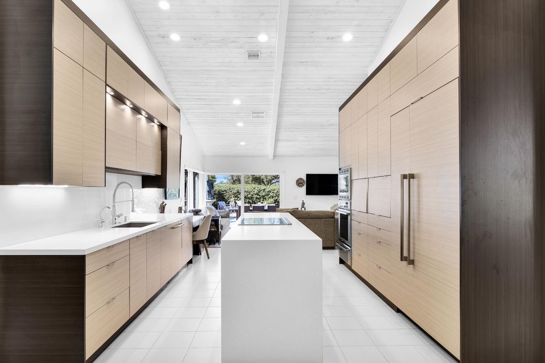 合同活跃: $2,399,000 (4 贝兹, 4 浴室, 3271 平方英尺)