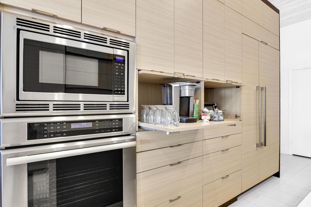 合同活跃: $2,399,000 (4 贝兹, 4 浴室, 3271 平方英尺)