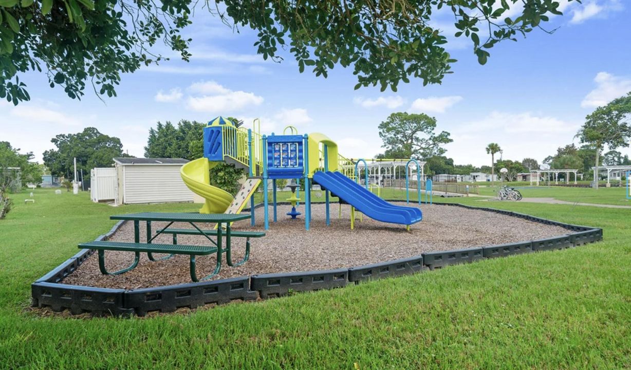 На продажу: $137,799 (3 спален, 2 ванн, 1100 Квадратных фут)