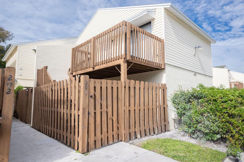 Recently Rented: $1,800 (1 beds, 1 baths, 627 Square Feet)