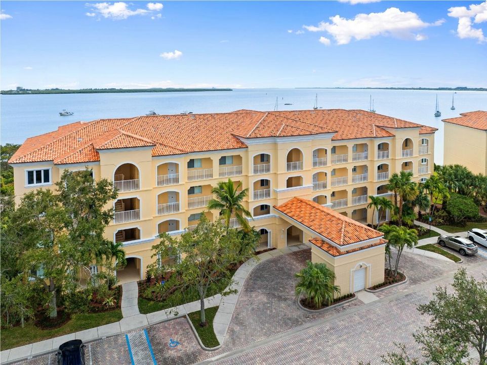 For Sale: $439,400 (2 beds, 2 baths, 1989 Square Feet)