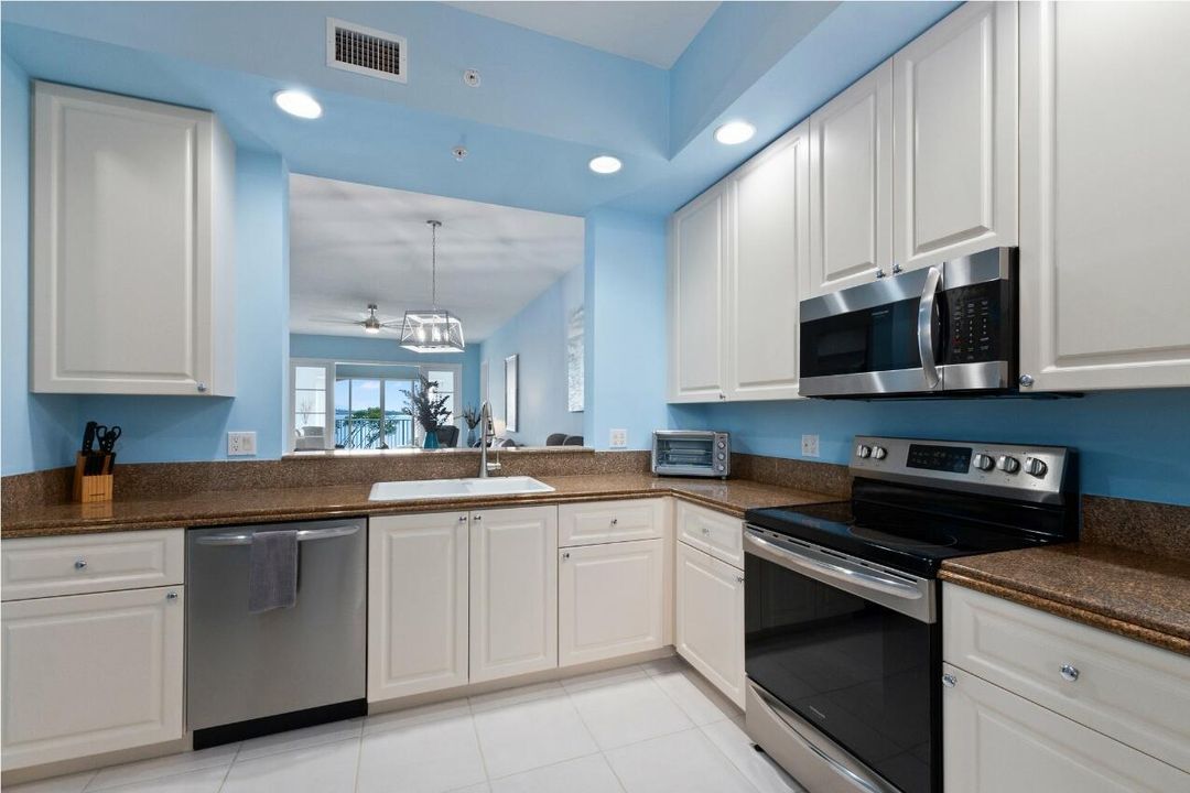 For Sale: $439,400 (2 beds, 2 baths, 1989 Square Feet)