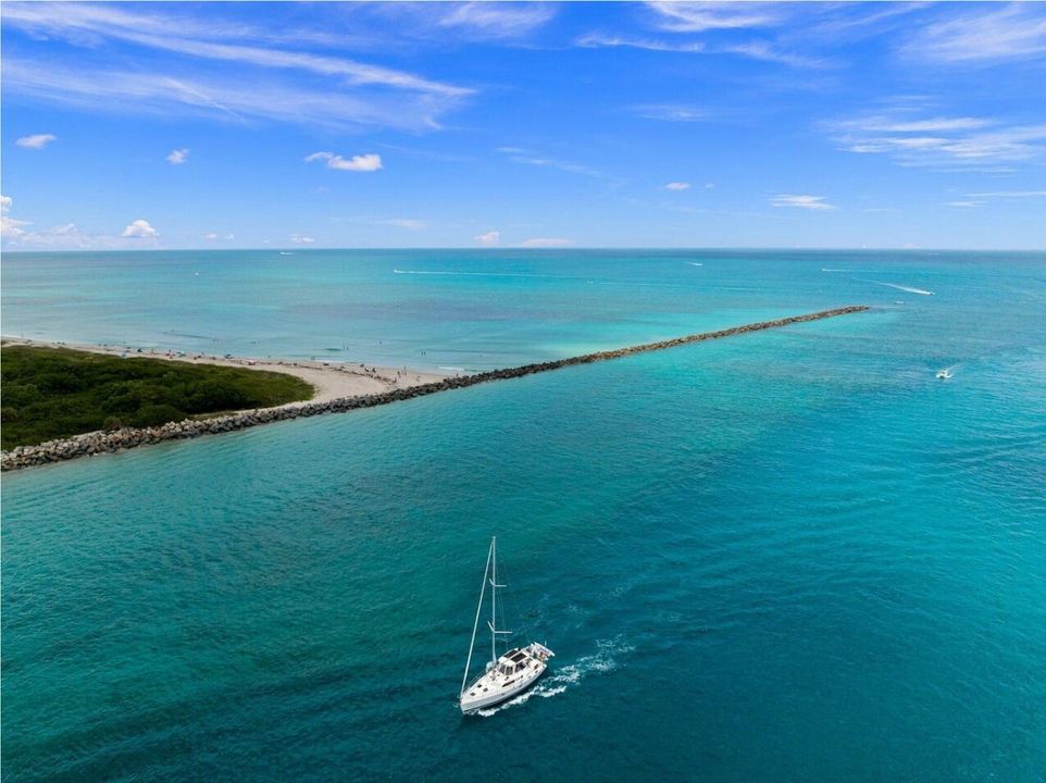 For Sale: $439,400 (2 beds, 2 baths, 1989 Square Feet)