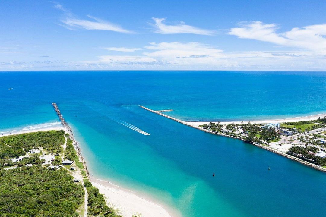 For Sale: $439,400 (2 beds, 2 baths, 1989 Square Feet)