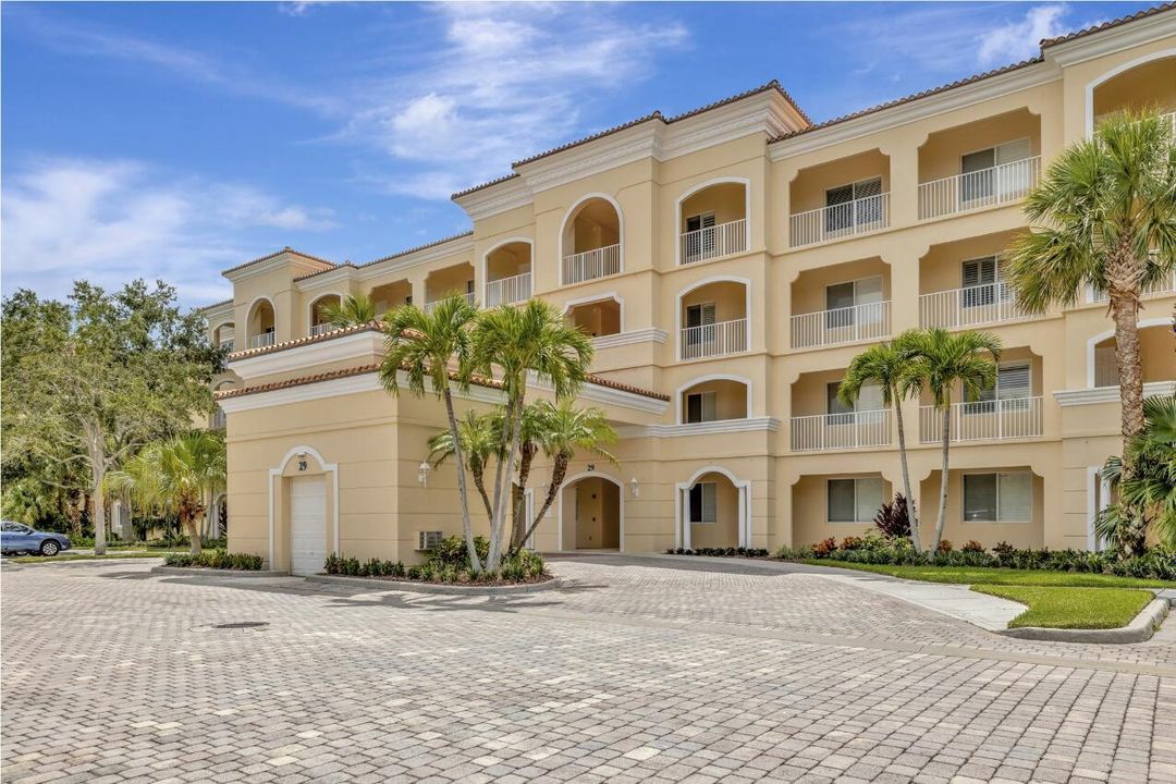 For Sale: $439,400 (2 beds, 2 baths, 1989 Square Feet)