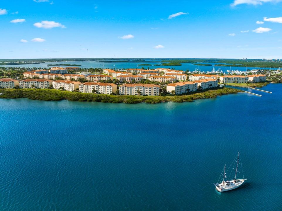 For Sale: $439,400 (2 beds, 2 baths, 1989 Square Feet)