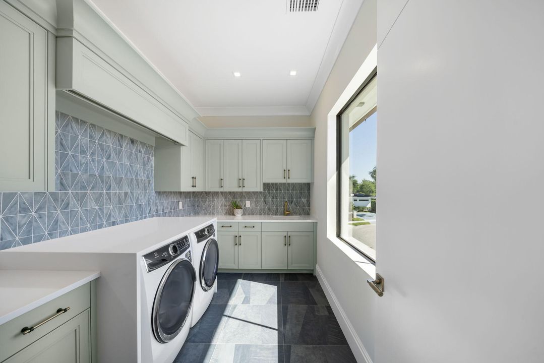 For Rent: $50,000 (5 beds, 4 baths, 4685 Square Feet)