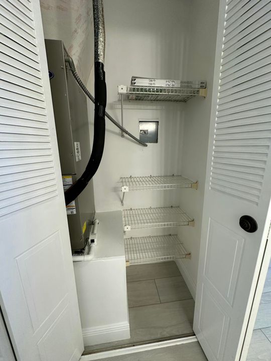 待售: $169,000 (1 贝兹, 1 浴室, 968 平方英尺)