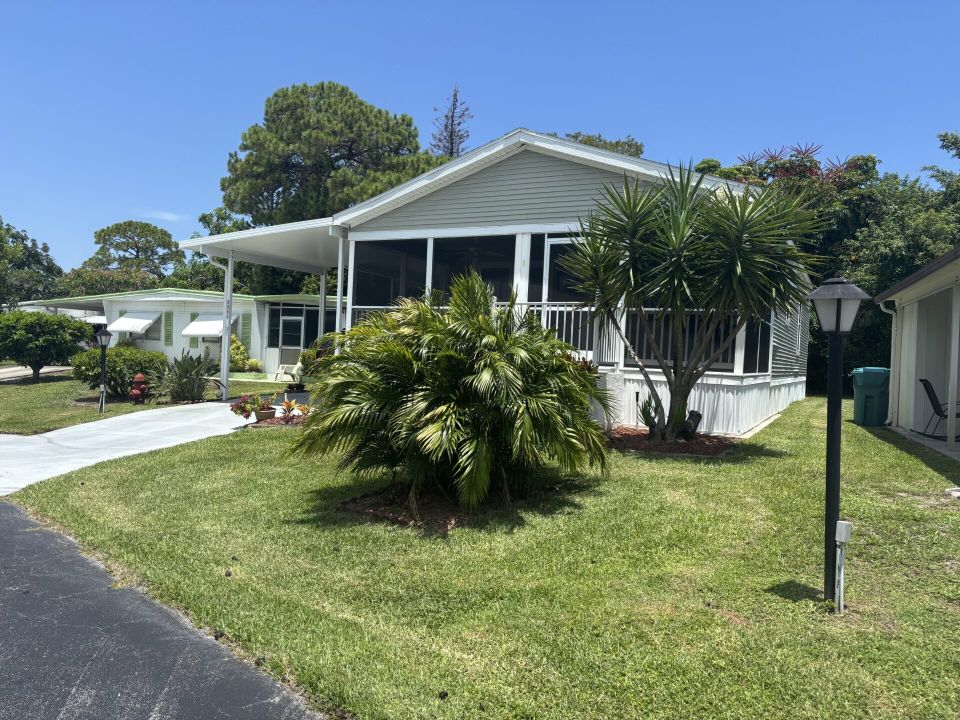 For Sale: $94,900 (2 beds, 2 baths, 1352 Square Feet)