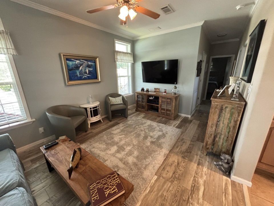 For Sale: $94,900 (2 beds, 2 baths, 1352 Square Feet)