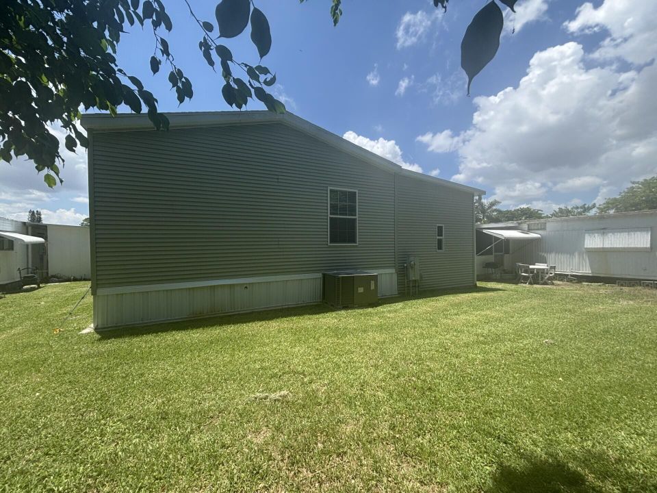 For Sale: $94,900 (2 beds, 2 baths, 1352 Square Feet)