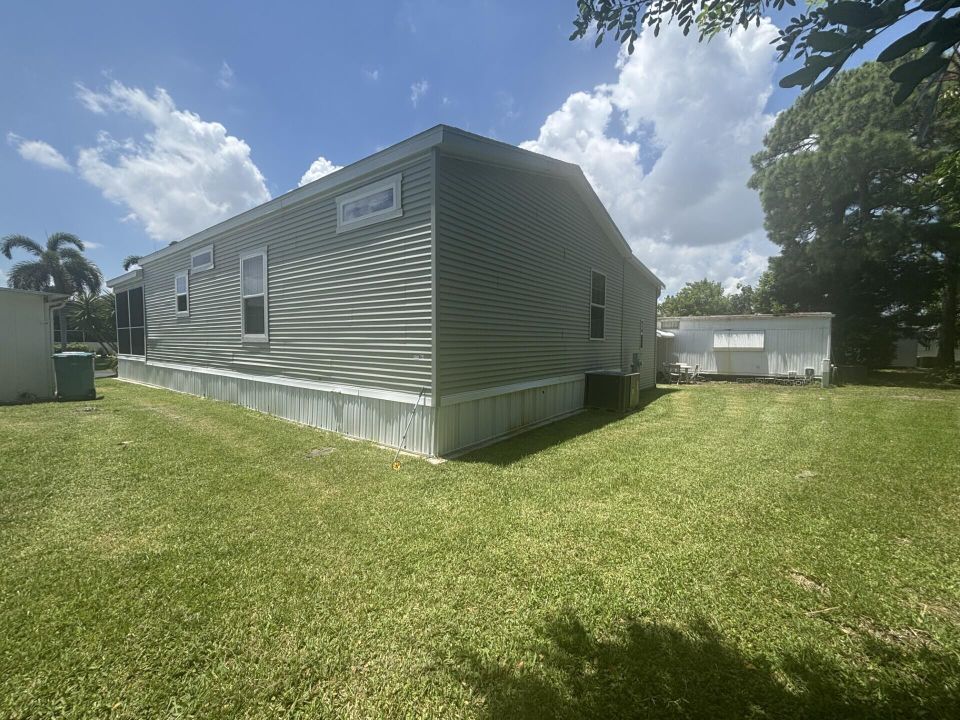 For Sale: $94,900 (2 beds, 2 baths, 1352 Square Feet)