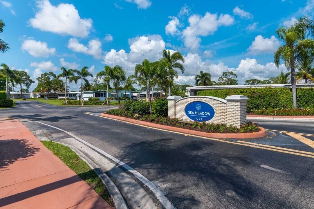 For Sale: $94,900 (2 beds, 2 baths, 1352 Square Feet)