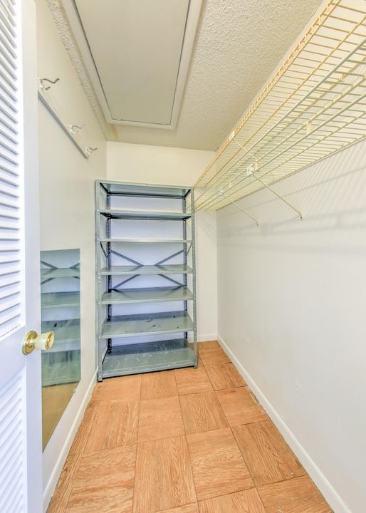 For Sale: $90,000 (1 beds, 1 baths, 994 Square Feet)