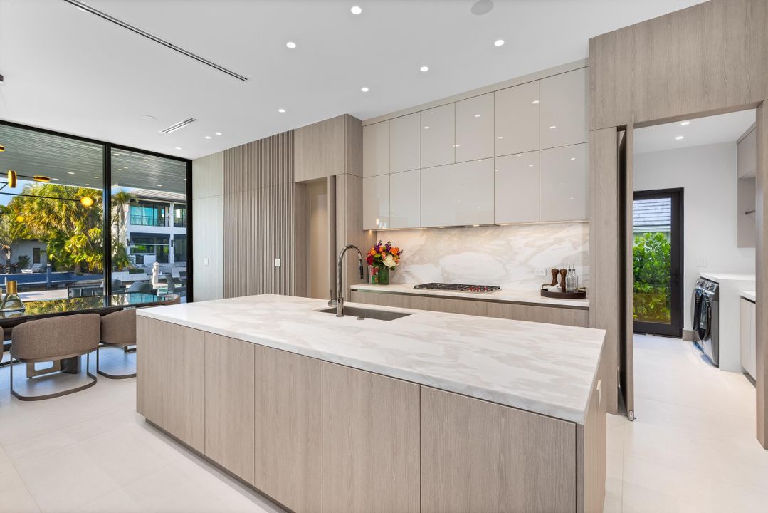 待售: $11,995,000 (5 贝兹, 7 浴室, 7898 平方英尺)