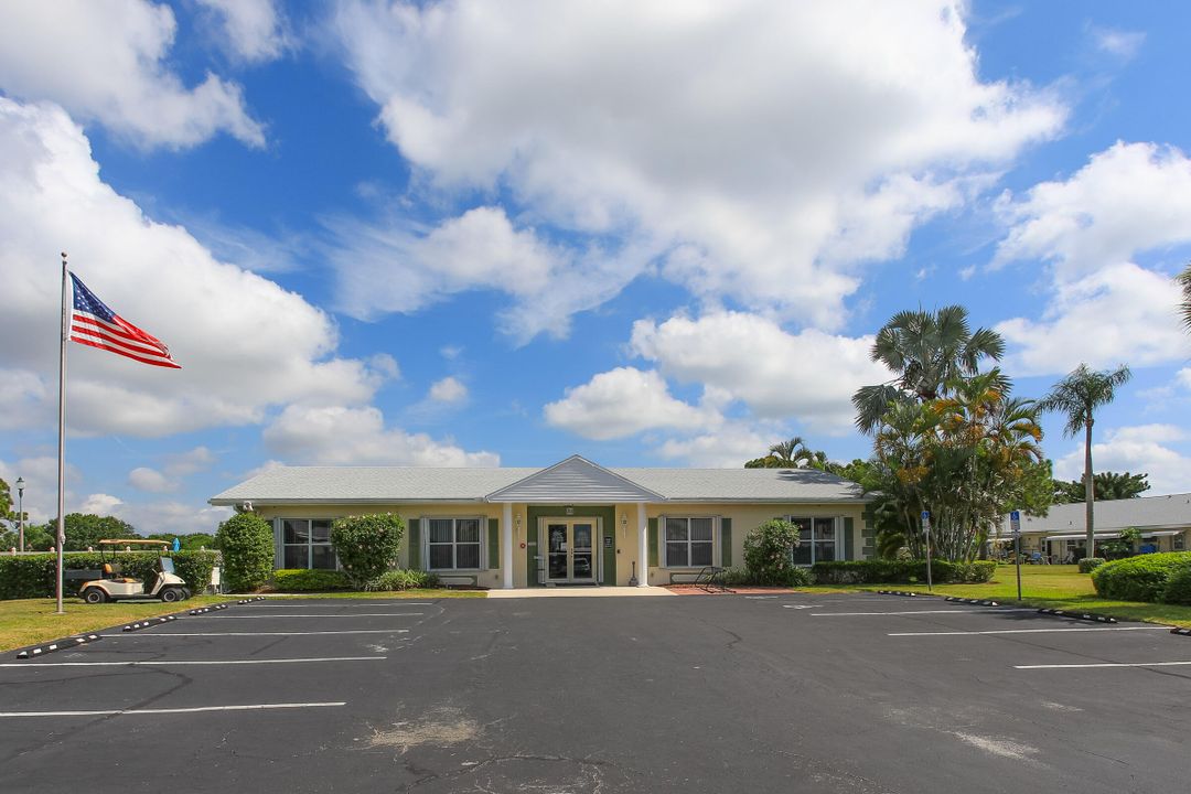 For Sale: $90,000 (1 beds, 1 baths, 994 Square Feet)