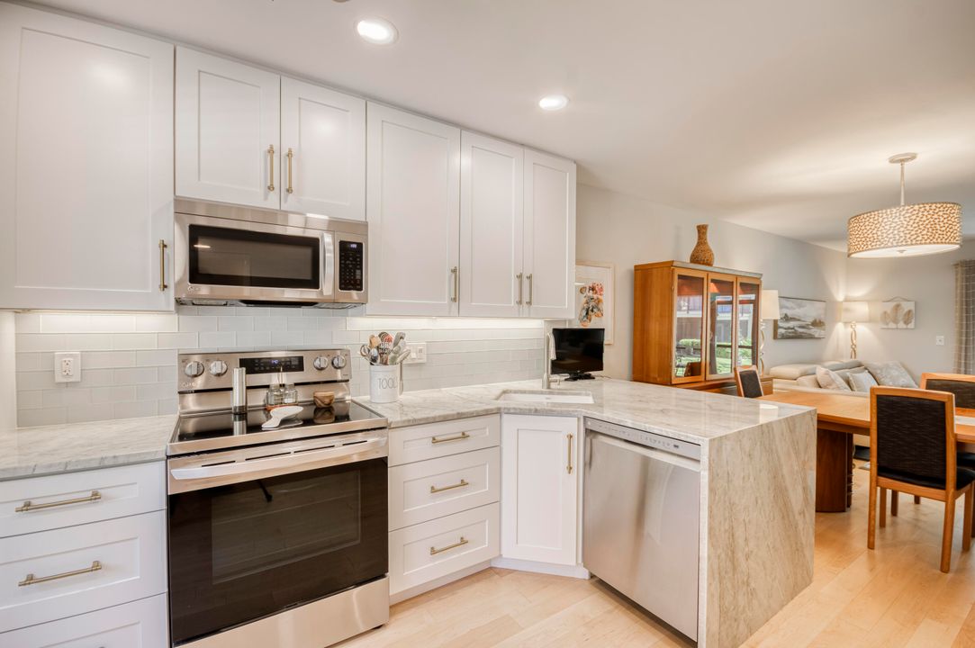 Под контрактом: $248,990 (2 спален, 2 ванн, 1230 Квадратных фут)