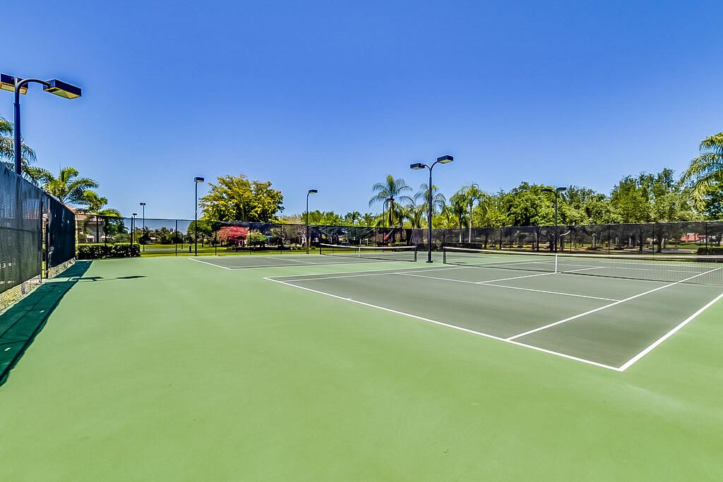 Active With Contract: $15,000 (5 beds, 3 baths, 3280 Square Feet)