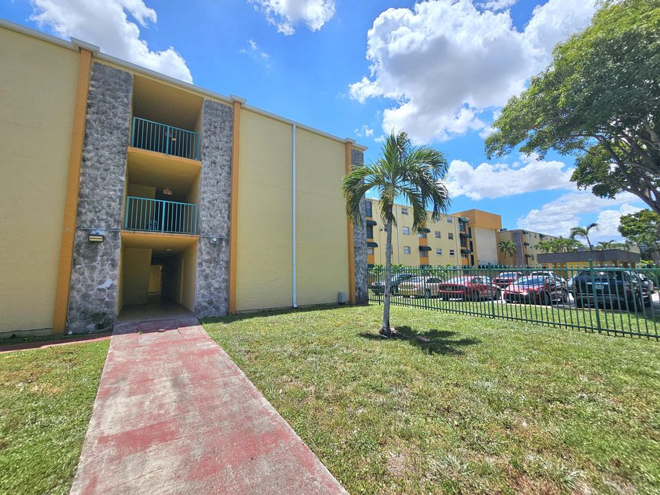 合同活跃: $185,000 (1 贝兹, 1 浴室, 600 平方英尺)