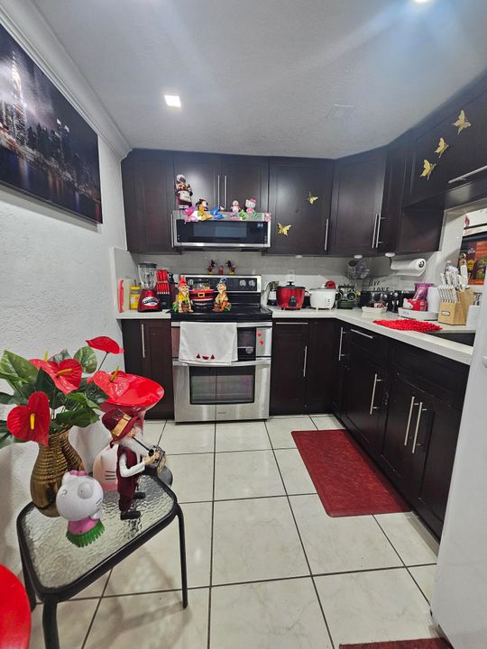 合同活跃: $185,000 (1 贝兹, 1 浴室, 600 平方英尺)