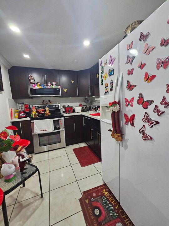 合同活跃: $185,000 (1 贝兹, 1 浴室, 600 平方英尺)