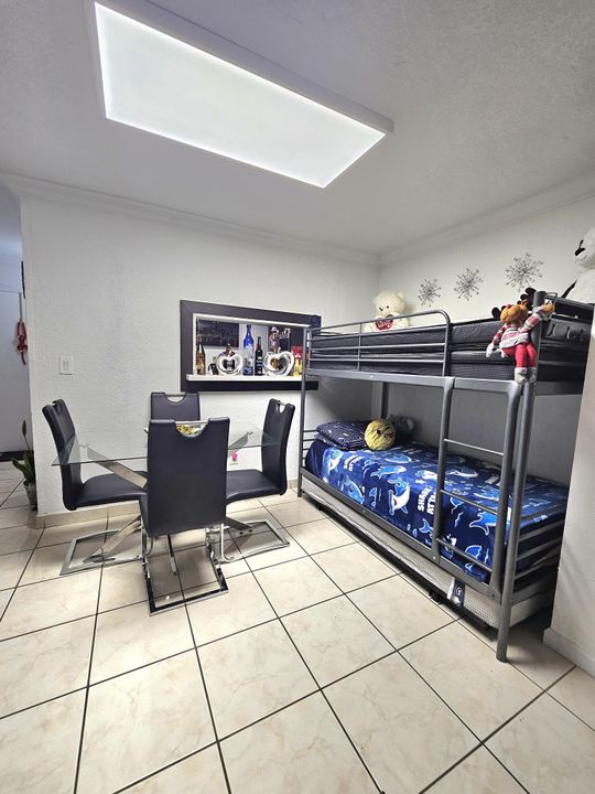 合同活跃: $185,000 (1 贝兹, 1 浴室, 600 平方英尺)