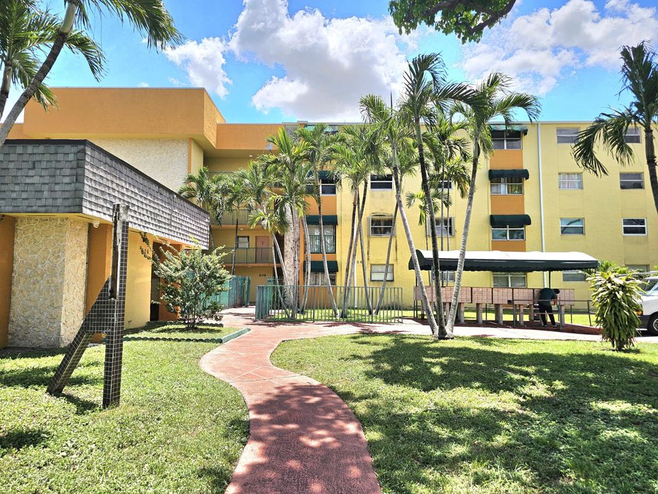 合同活跃: $185,000 (1 贝兹, 1 浴室, 600 平方英尺)