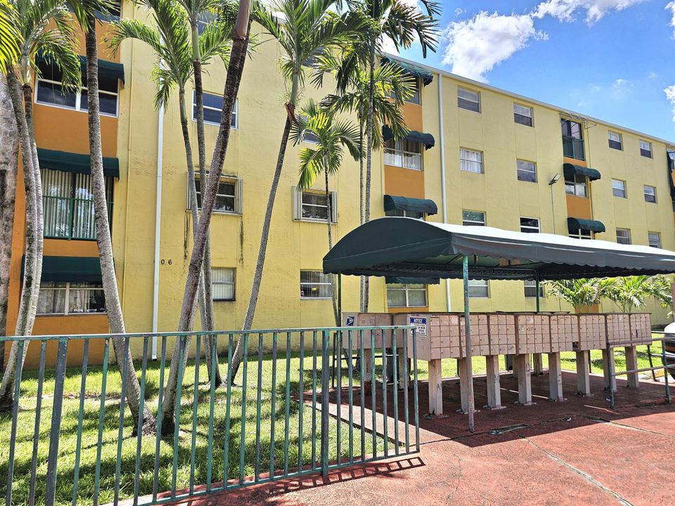 合同活跃: $185,000 (1 贝兹, 1 浴室, 600 平方英尺)