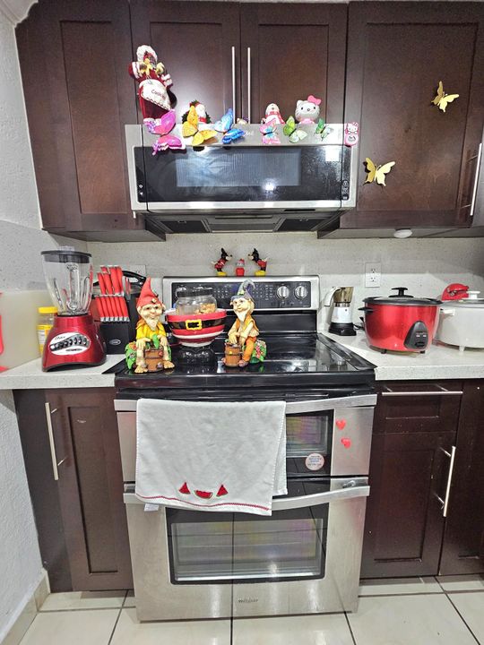 合同活跃: $185,000 (1 贝兹, 1 浴室, 600 平方英尺)