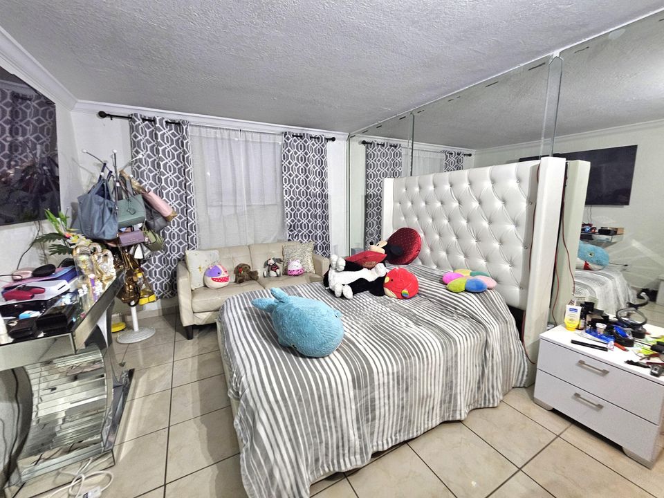 合同活跃: $185,000 (1 贝兹, 1 浴室, 600 平方英尺)