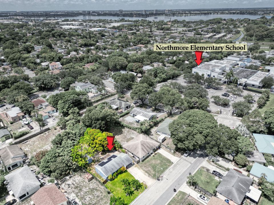 Active With Contract: $310,000 (3 beds, 1 baths, 1060 Square Feet)