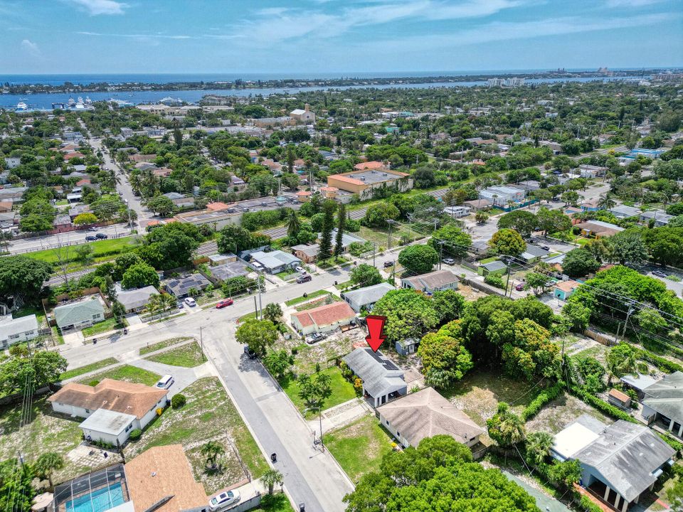 Active With Contract: $310,000 (3 beds, 1 baths, 1060 Square Feet)