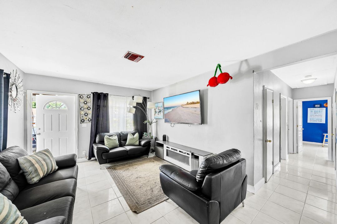 Active With Contract: $310,000 (3 beds, 1 baths, 1060 Square Feet)