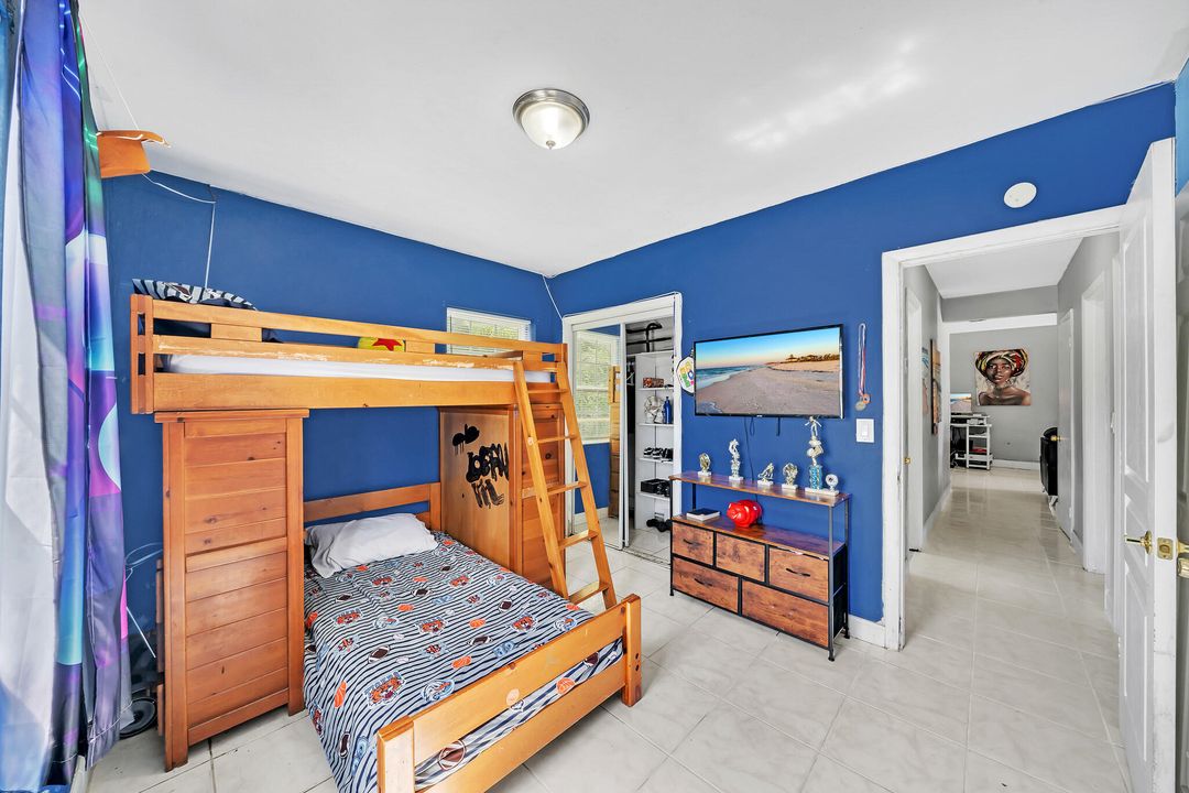 Active With Contract: $310,000 (3 beds, 1 baths, 1060 Square Feet)