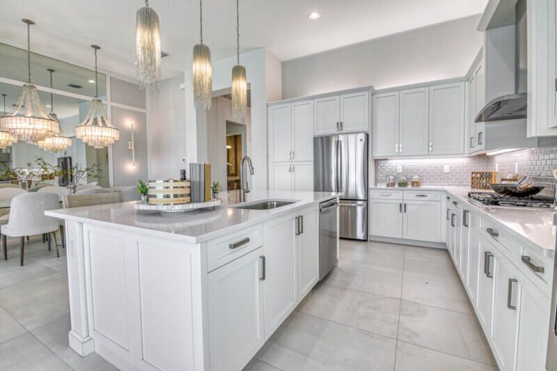 Под контрактом: $1,749,900 (4 спален, 3 ванн, 2448 Квадратных фут)