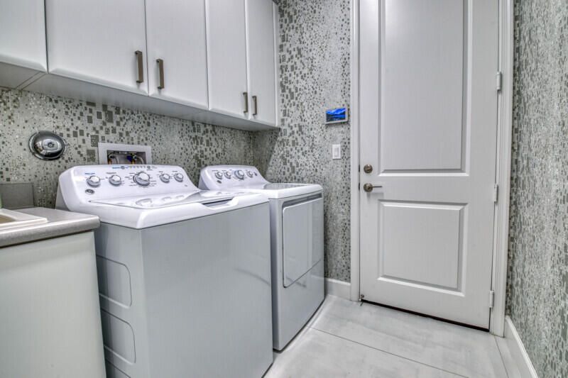 Под контрактом: $1,749,900 (4 спален, 3 ванн, 2448 Квадратных фут)