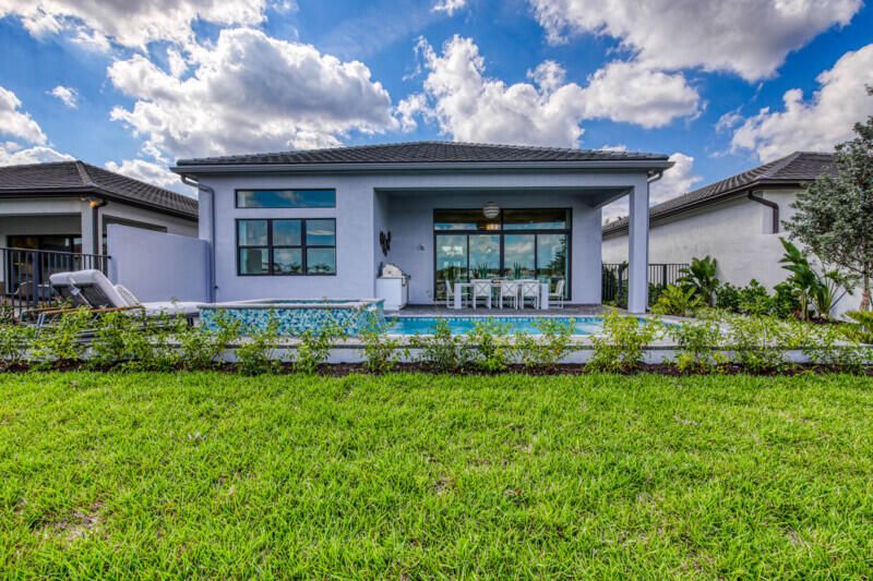 Под контрактом: $1,749,900 (4 спален, 3 ванн, 2448 Квадратных фут)