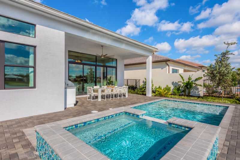 Под контрактом: $1,749,900 (4 спален, 3 ванн, 2448 Квадратных фут)