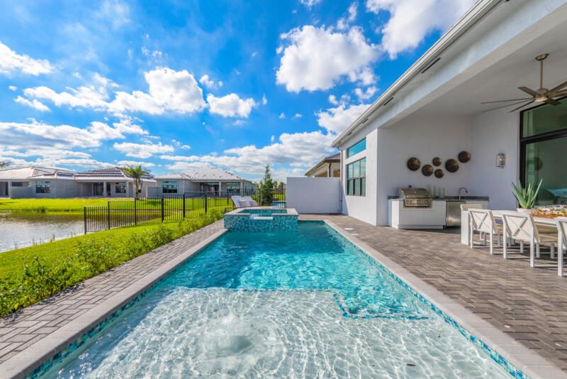 Под контрактом: $1,749,900 (4 спален, 3 ванн, 2448 Квадратных фут)