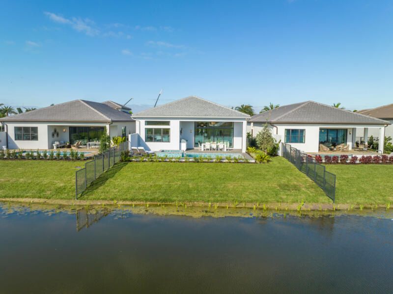 Под контрактом: $1,749,900 (4 спален, 3 ванн, 2448 Квадратных фут)